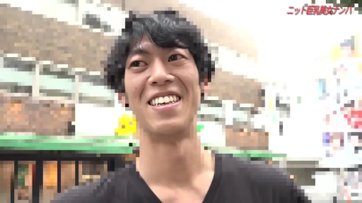 站立 · 近景 · 黑色T恤 · 大笑 · 录像 · 街头采访 · 街头