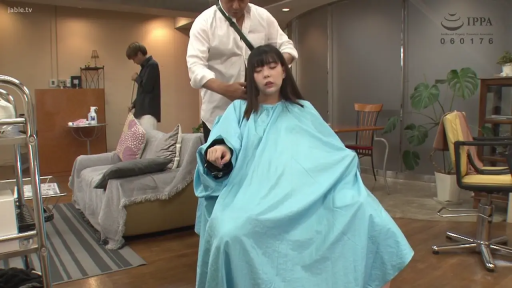 坐姿 · 中景 · 自然 · 理髮 · 剪刀 · 多男一女 · 理发围布 · 理发店