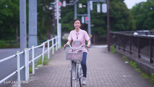平静 · 户外 · 自行车 · 粉色制服 · 路边 · 骑行 · 骑车