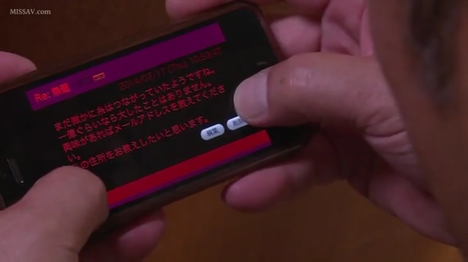 室内 · 剧情 · 手机 · 阅读 · 屏幕特写 · 持机