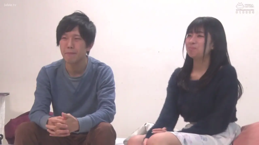 室内 · 中景 · 微笑 · 休闲装 · 并排坐 · 聊天 · 素人