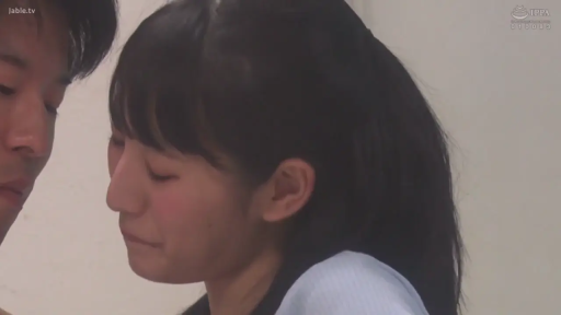 面部特写 · 浅色上衣 · 闭眼享受 · 近距离对视 · 室内墙边 · 氛围感 · 亲昵依偎