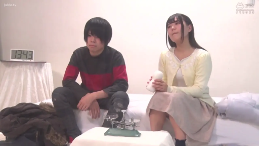 坐姿 · 卧室 · 中景 · 平静 · 剧情 · 交流 · 针织衫 · 飞机杯