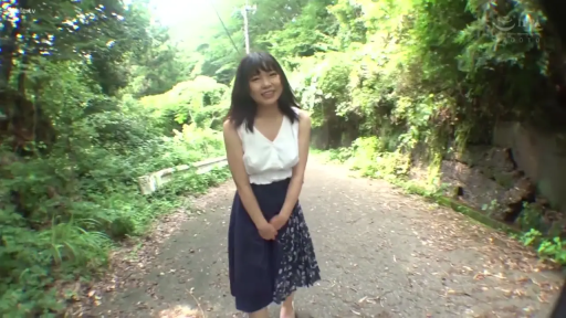 全身 · 站姿 · 微笑 · 对视 · 自然光 · 白色无袖上衣 · 户外林间