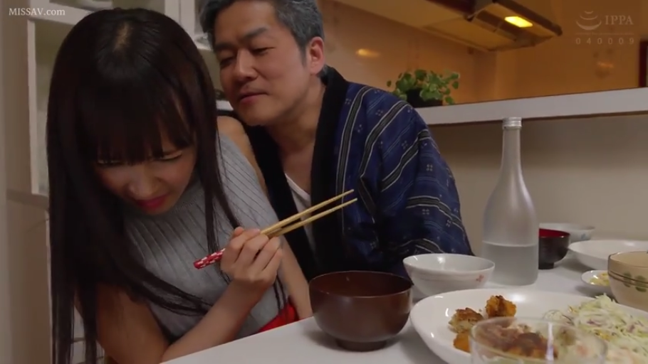 中景 · 中年男子 · 痛苦 · 餐厅 · 用餐 · 筷子 · 背后抱 · 针织无袖