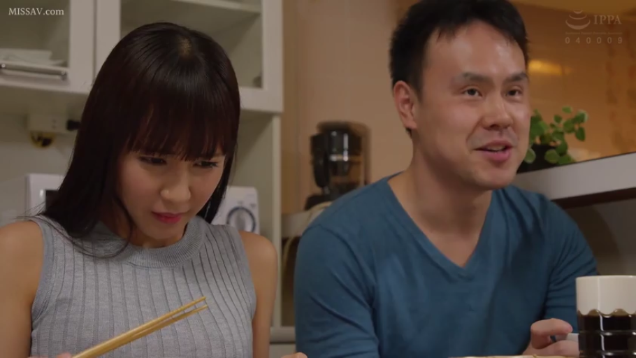 坐姿 · 自然 · 厨房 · 筷子 · 吃饭 · 生活场景 · 灰色针织背心