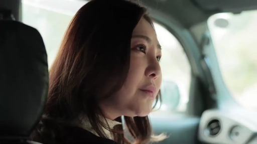 座り姿勢 · 憂鬱 · 顔部のクローズアップ · 车内 · 汽车座椅 · 侧望 · 高领衫