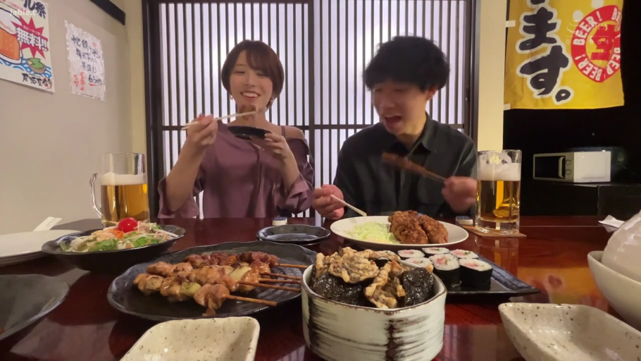 坐姿 · 中景 · 微笑 · 进食 · 露肩上衣 · 居酒屋 · 啤酒 · 约会