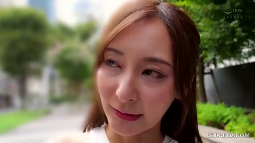 頭を下げる · 顔部のクローズアップ · 白い上着 · 注視 · 屋外 · 自然光 · 含羞