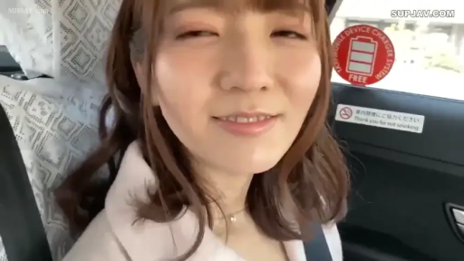 坐姿 · 脸部特写 · 微笑 · 凝视 · 车内 · 外套 · 安全带 · 单人位