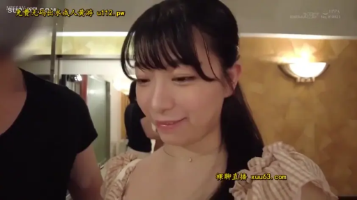 交谈 · 站立 · 微笑 · 面部特写 · 酒店 · 条纹荷叶边上衣