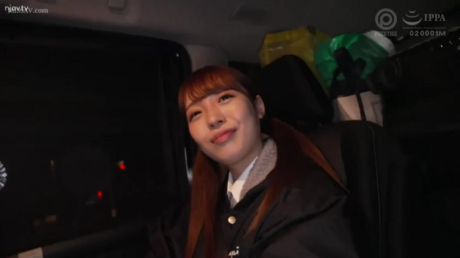 坐姿 · 微笑 · 车内 · 注视镜头 · 头部特写 · 夜晚 · 休闲夹克