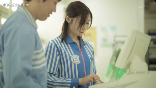 专注 · 站立 · 中景 · 便利店 · 便利店制服 · 收银机 · 操作收银机