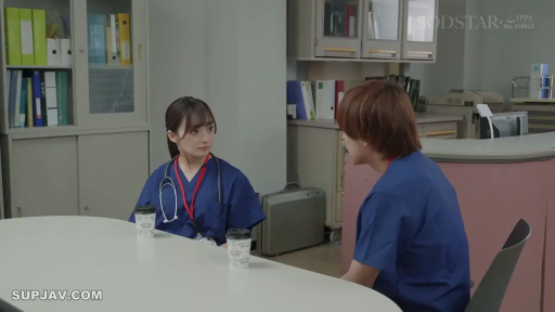 坐姿 · 交谈 · 严肃 · 办公室 · 半身特写 · 听诊器 · 职业场景 · 刷手服