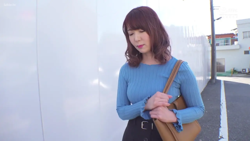 憂鬱 · 站立 · 半身特寫 · 手提包 · 裙子 · 行走 · 户外