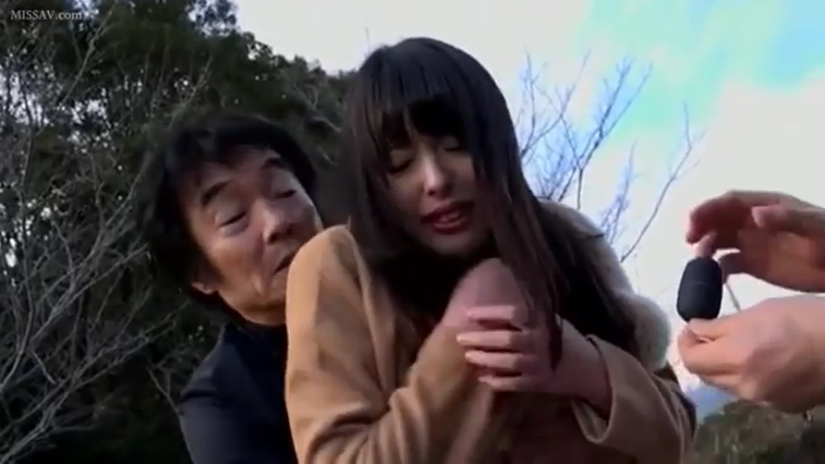 半身特写 · 屋外 · 背后束缚 · 棕色外套