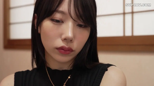 忧郁 · 低头 · 和室 · 面部特写 · 静止 · 黑色无袖上衣 · 黑直发 · 金项链