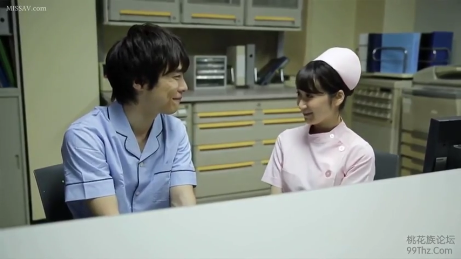 坐姿 · 医院 · 病号服 · 微笑 · 对视