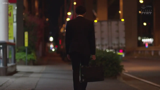 西装 · 室外街道 · 走路 · 夜晚 · 公文包 · 背影行走