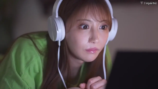 室内 · 俯身 · 头部特写 · 惊讶 · 居家风格 · 白色耳机 · 浅绿色T恤 · 专注观看