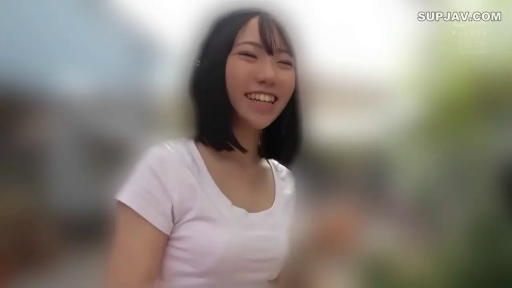 交谈 · 站立 · 户外 · 头部 · 日常 · 白色T恤 · 大笑