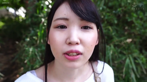 自然 · 面部特写 · 白色上衣 · 对视 · 清纯 · 正面站立 · 背包带 · 户外绿地