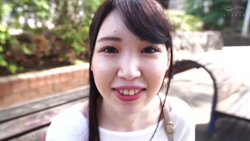 俯身 · 臉部特寫 · 微笑 · 白色上衣 · 注视镜头 · 公园 · 日光