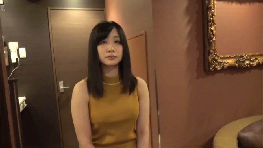 室内 · 站立 · 中景 · 注视镜头 · 无表情 · 黄色无袖上衣