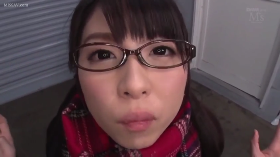 眼镜 · 脸部特写 · 注视 · 嘟嘴 · 黑发 · 户外夜晚 · 凑近镜头 · 红色围巾