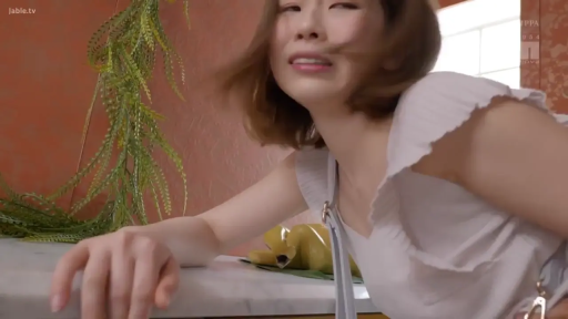 俯身 · 脸部 · 挣扎 · 流理台 · 近景拍摄 · 白色荷叶边上衣 · 口交(暗示) · 水果