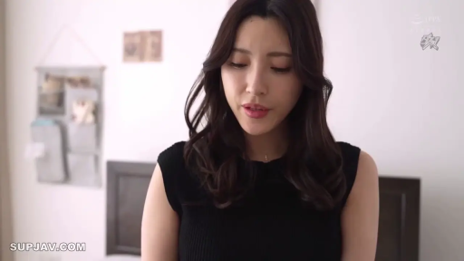 坐姿 · 专注 · 卧室 · 中景 · 胸罩 · 居家 · 整理内衣 · 条纹长裙