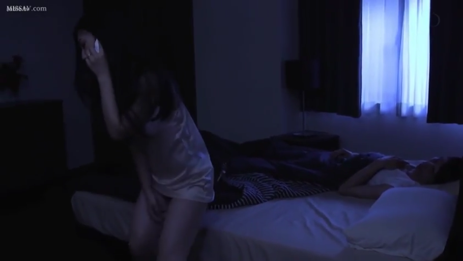 Sitting Posture · Bedroom · 全景 · 手机 · 打电话 · 冷静 · 丝绸睡裙 · 夜晚