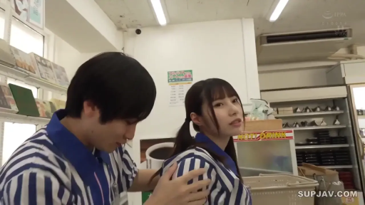 角色扮演 · 站立 · 上半身 · 便利店 · 货架 · 惊讶 · 背后触摸 · 蓝白条纹便利店制服