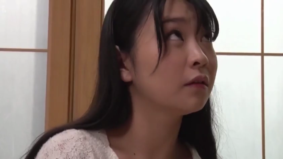 室内 · 面部特写 · 白色蕾丝上衣 · 抬头