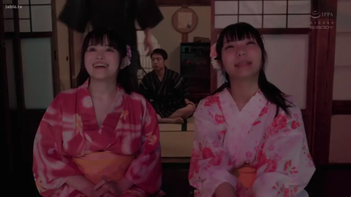 和室 · 坐姿 · 中景 · 喜悦 · 欢笑 · 多人场景 · 黑色浴衣