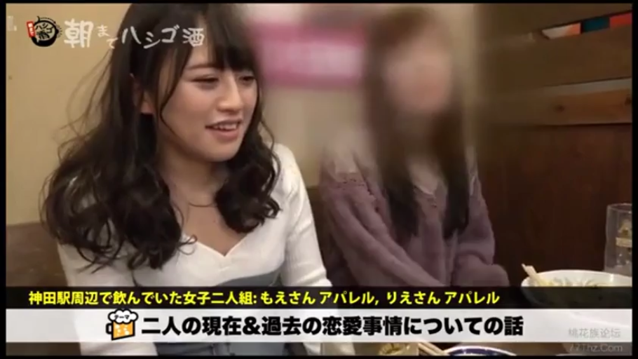 座り姿勢 · 会話 · 中景 · 微笑 · 餐厅 · 餐具 · 白色V领上衣 · 日文字幕