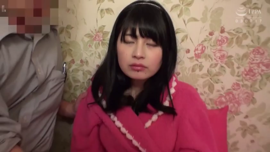 室内 · 坐姿 · 微笑 · 酒杯 · 近景 · 双人 · 常服 · 饮酒