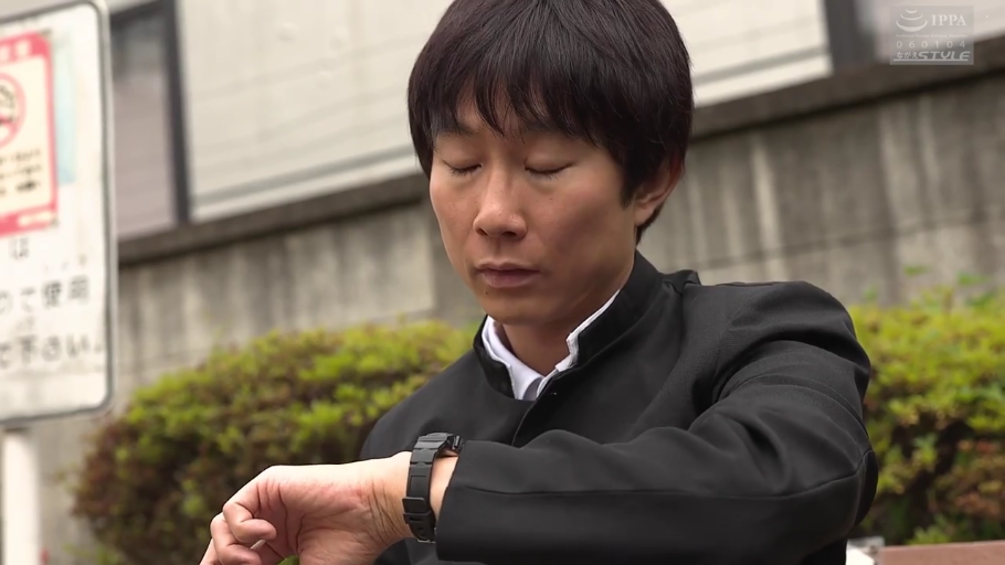 坐姿 · 脸部特写 · 闭眼 · 学生制服 · 剧情 · 户外 · 手表 · 看手表