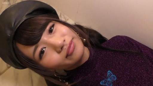 室内 · 脸部特写 · 妩媚 · 注视镜头 · 歪头 · 紫色亮片上衣