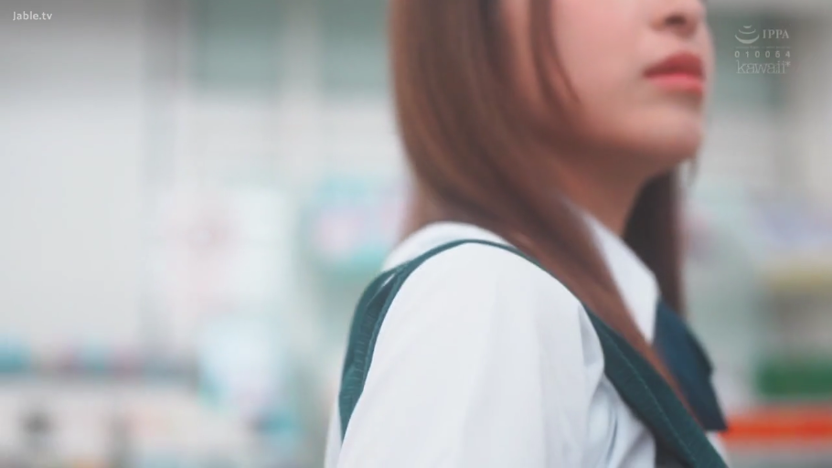 站立 · 便利店 · 货架 · 背影 · 少女 · 购物 · 校服百褶裙