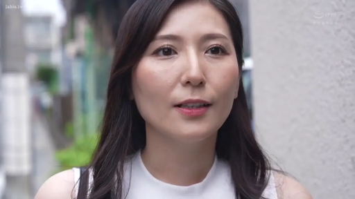 顔部のクローズアップ · 自然 · 屋外 · 长发 · 正面 · 说话 · ノースリーブタンクトップ