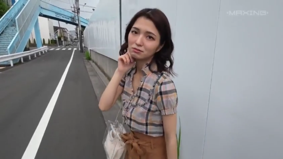 委屈 · 站立 · 半身 · 对视 · 街道 · 熟女 · 格纹短袖 · 透明包