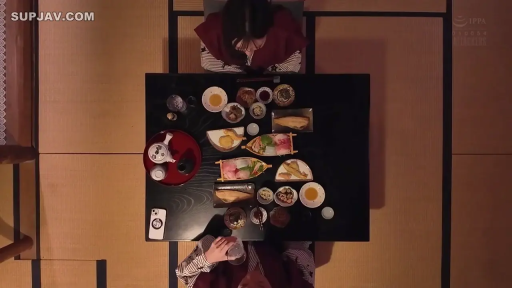 全景 · 平静 · 俯拍 · 和式房间 · 对坐 · 用餐 · 浴衣 · 日式料理