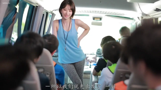 微笑 · 讲解 · 挂绳 · 导游角色 · 大巴车内 · 中景半身 · 蓝色运动背心 · 单手叉腰站立