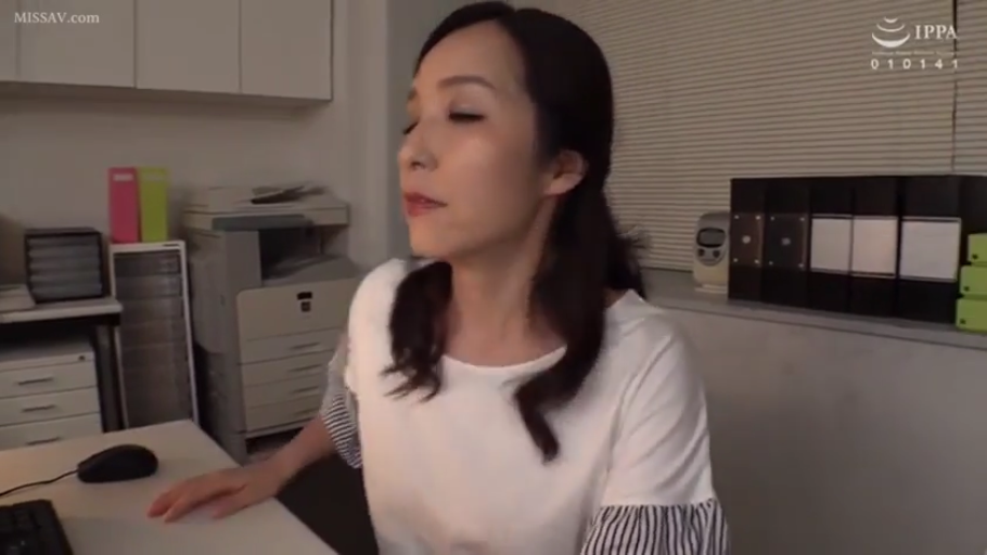 坐姿 · 办公室 · 上半身 · OL · 办公 · 闭目 · 打印机 · 白色条纹衬衫