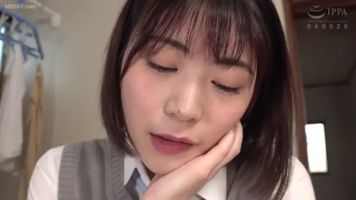 室内 · 沉思 · 忧郁 · 校服 · 面部特写 · 短发 · 托腮 · 衣架