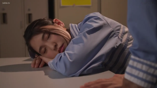 面部 · 闭眼 · 桌子 · 趴卧 · 条纹衫 · 更衣室 · 睡觉