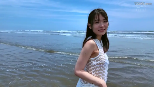 微笑 · 半身 · 海滩 · 侧身回眸 · 白色蕾丝透视装 · 站在水边