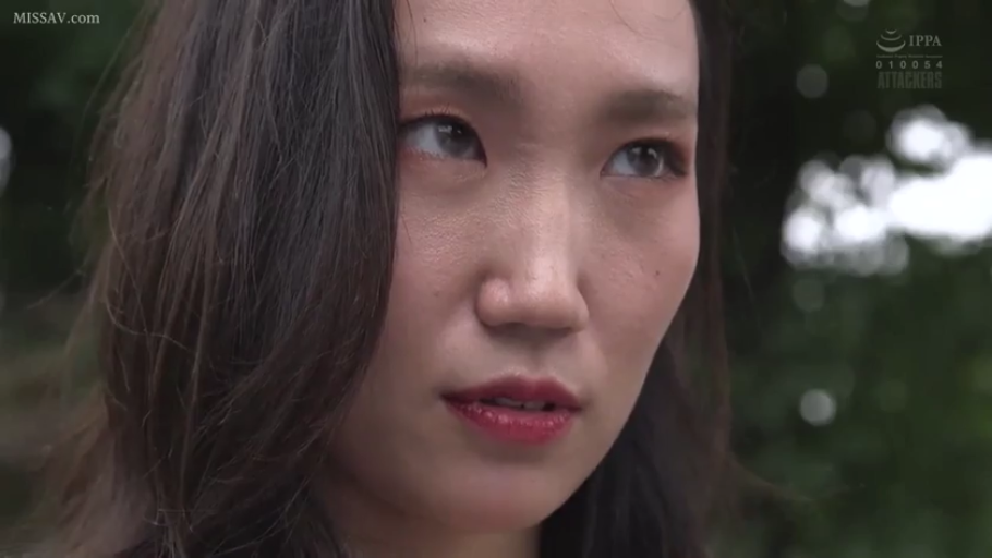 站立 · 中景 · 微笑 · 休闲装 · 剧情 · 走廊 · 对视