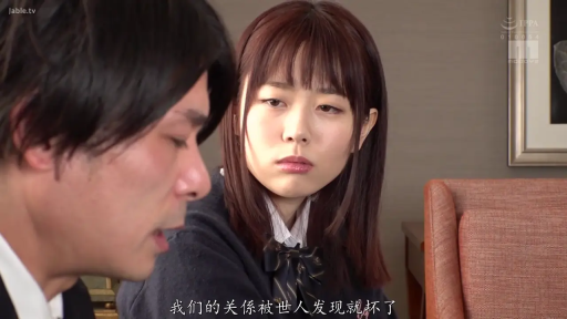 室内 · 坐姿 · 严肃 · 校服 · 面部特写 · 凝视 · 双人